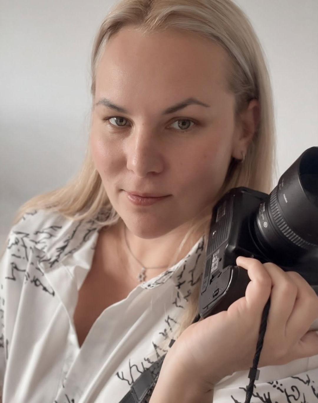Olya Yizhak holding her professional camera